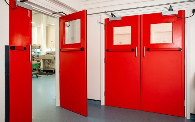 Чем отличается противопожарная дверь от обычной?