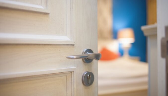 В какую сторону должна открываться дверь?