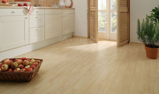 Можно ли укладывать ламинат на кухне?