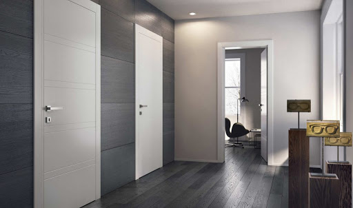 Белая дверь в интерьере: варианты, стили и декор