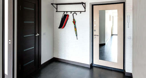 Входная дверь со стеклом: украшение дома или практичное решение?