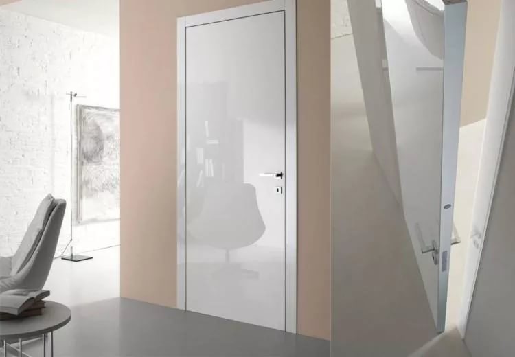 Глянцевые двери: виды эффектных полотен