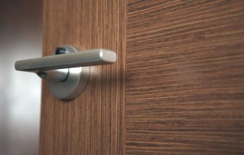 Шпонированные межкомнатные двери: классическое решение в средней ценовой категории